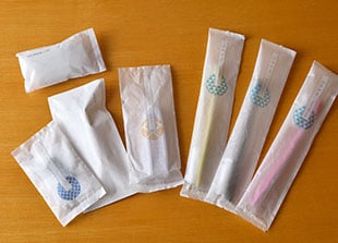 画像:歯磨きセット、くし、コットン・綿棒